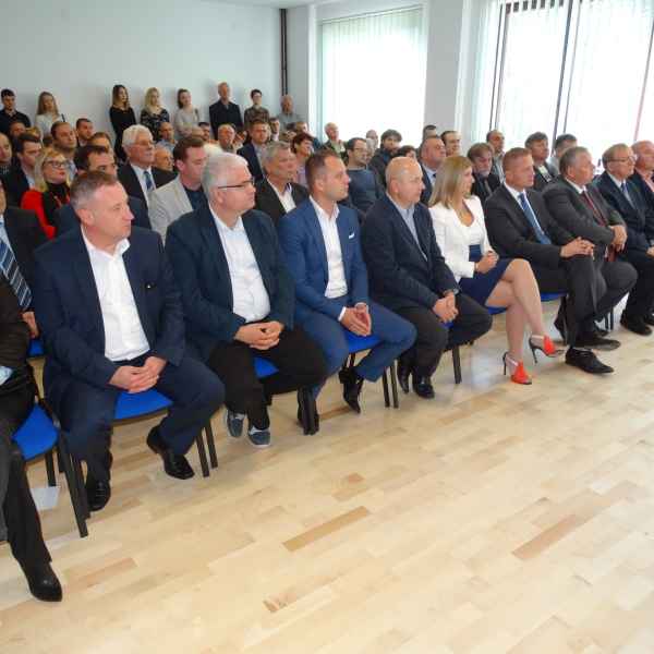 Otvaranje zgrade, Orahovica