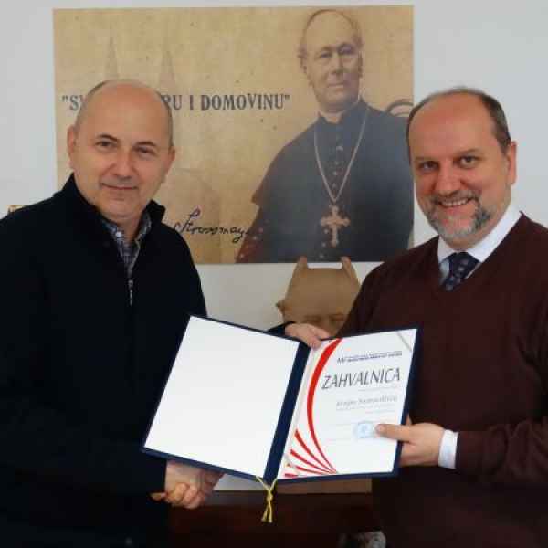 Dodjela zahvalnice Medicinskog fakulteta Osijek ravnatelju OB dr. J. Benčević Slavonski Brod prim. Josipu Samardžiću, dr.med.